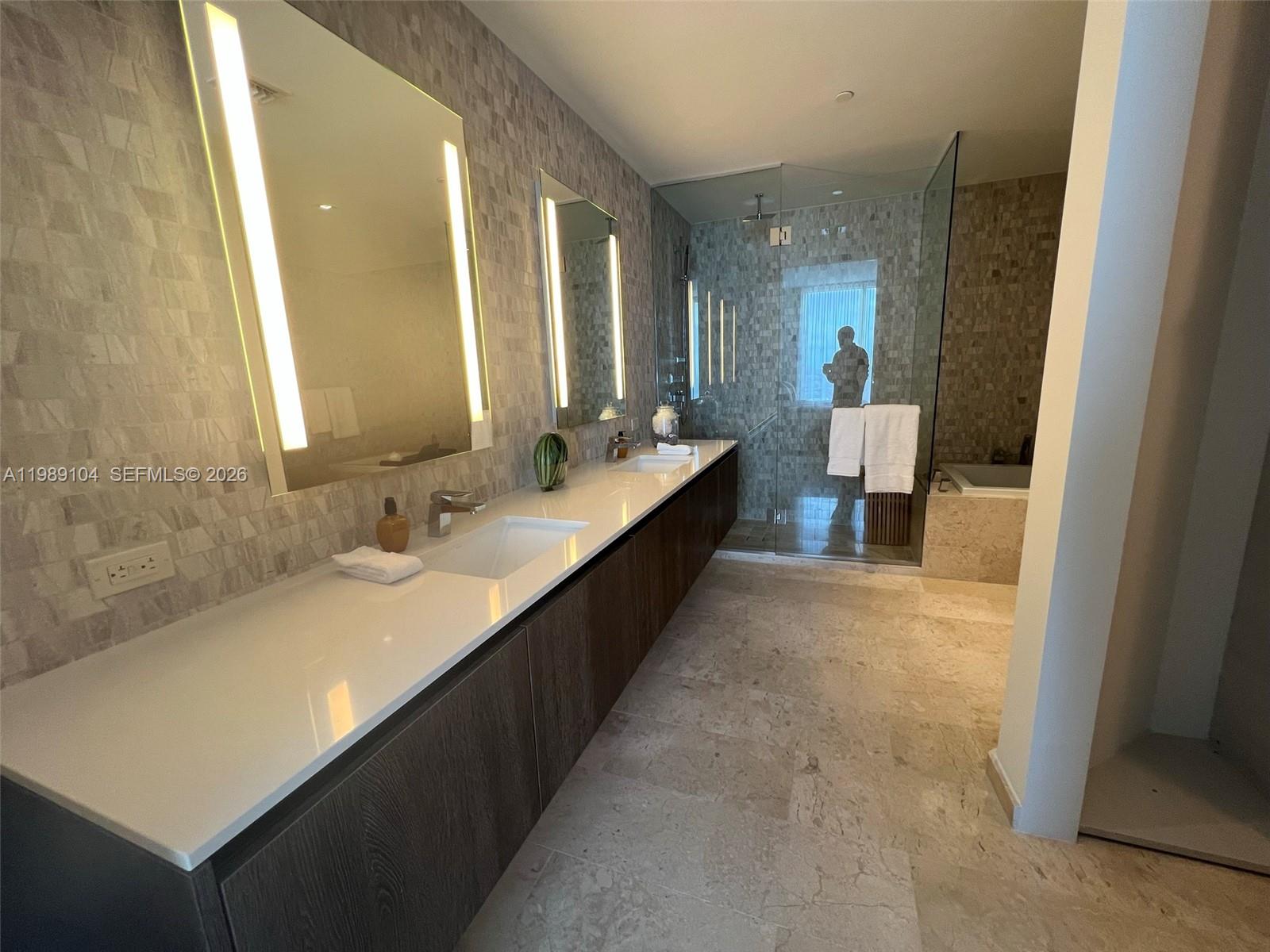 88 SW 7th St #2404 Miami, FL 33131