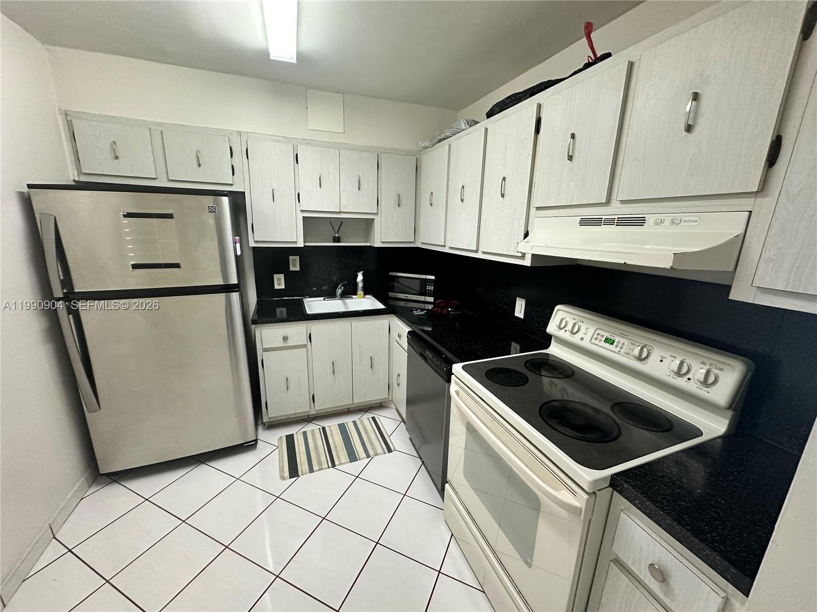 100 Bayview Dr #911 Sunny Isles Beach, FL 33160