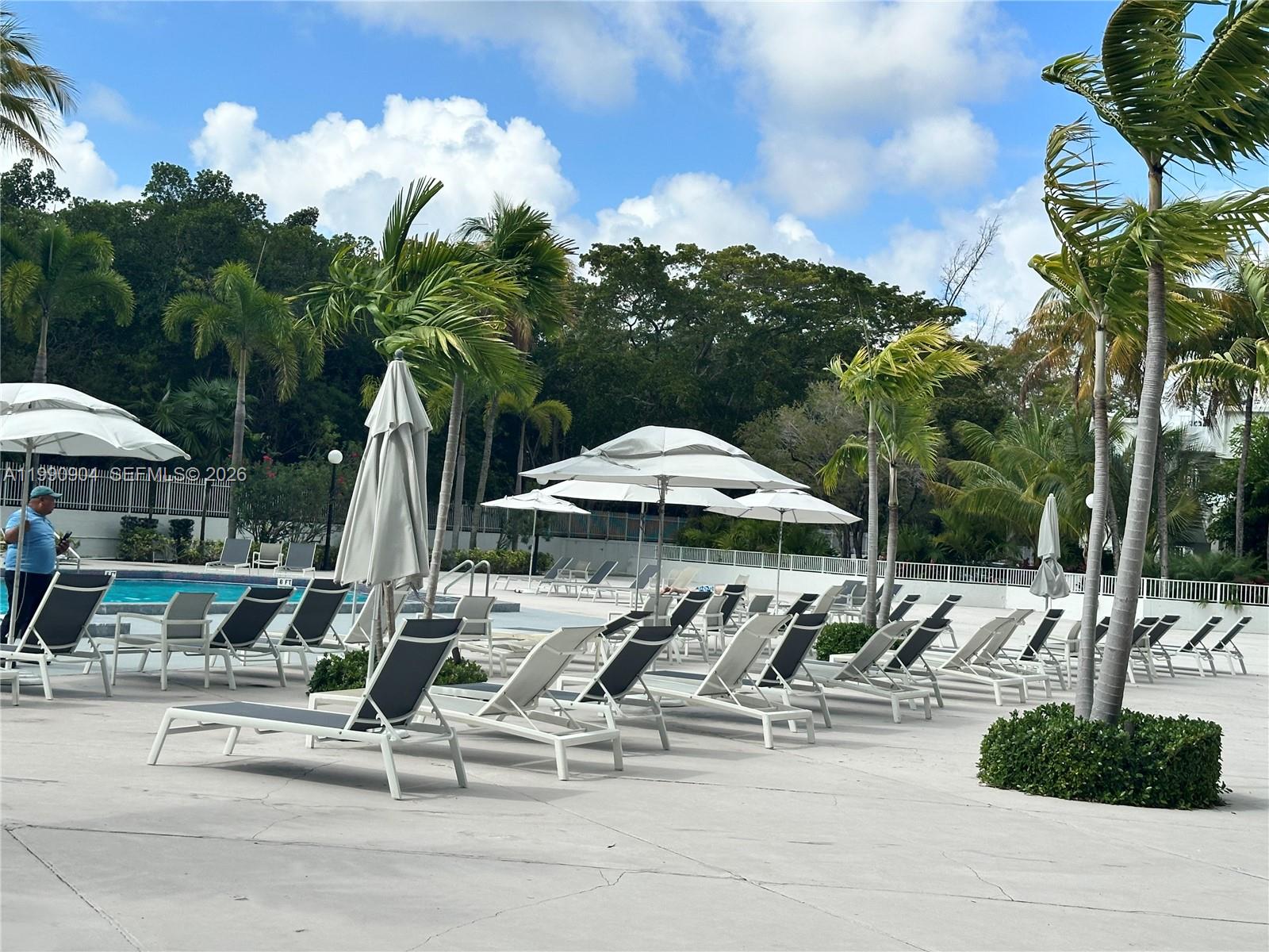 100 Bayview Dr #911 Sunny Isles Beach, FL 33160