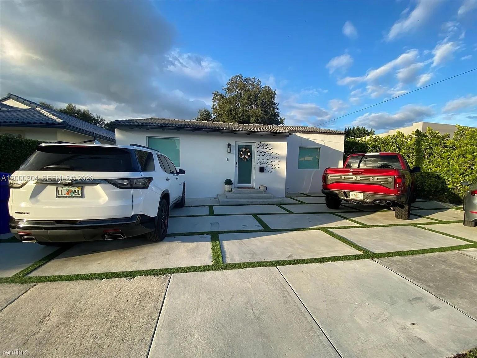 1935 SW 24th Ter