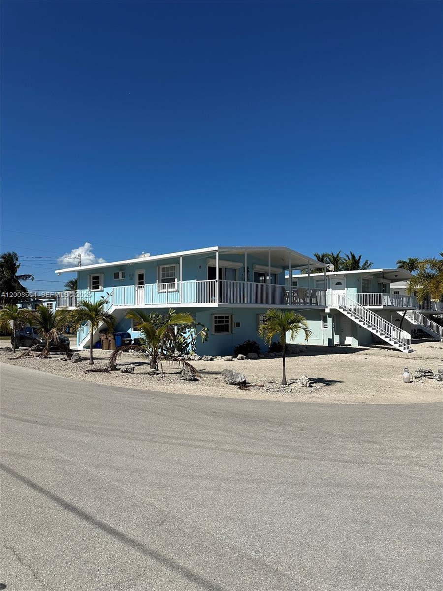 16 Shoreland Dr