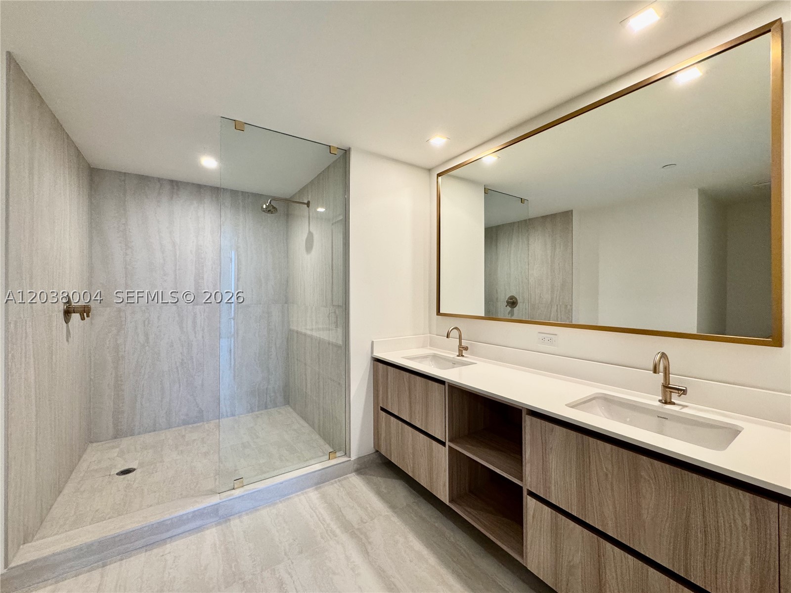 77 SE 5th St #4002 Miami, FL 33131