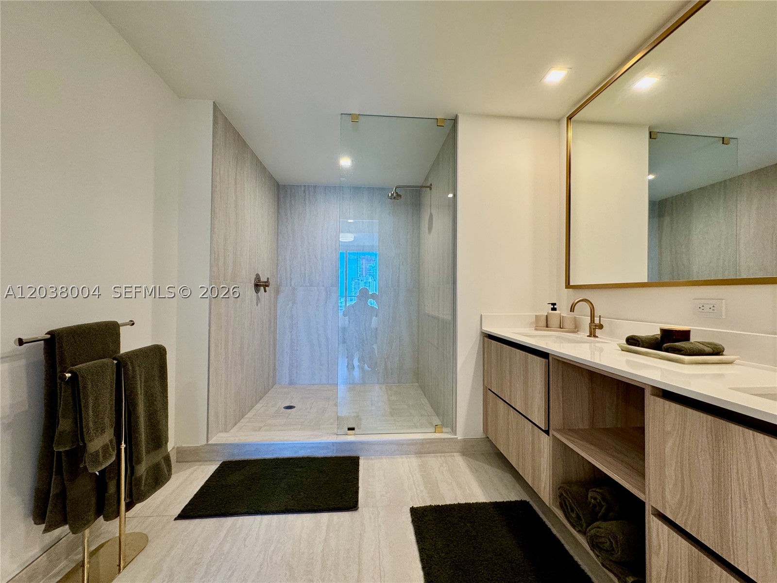 77 SE 5th St #4002 Miami, FL 33131