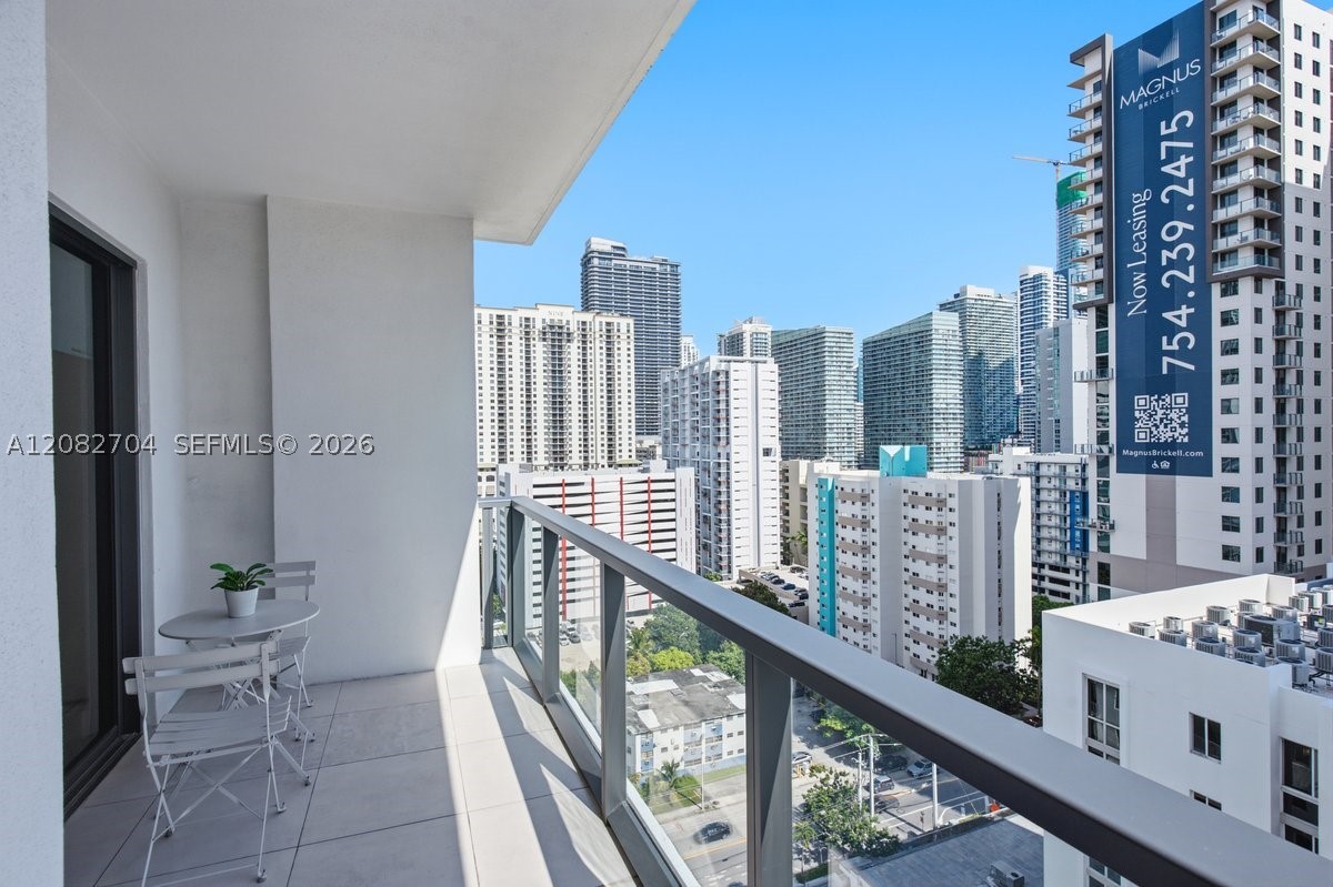 image Smart Brickell I38
