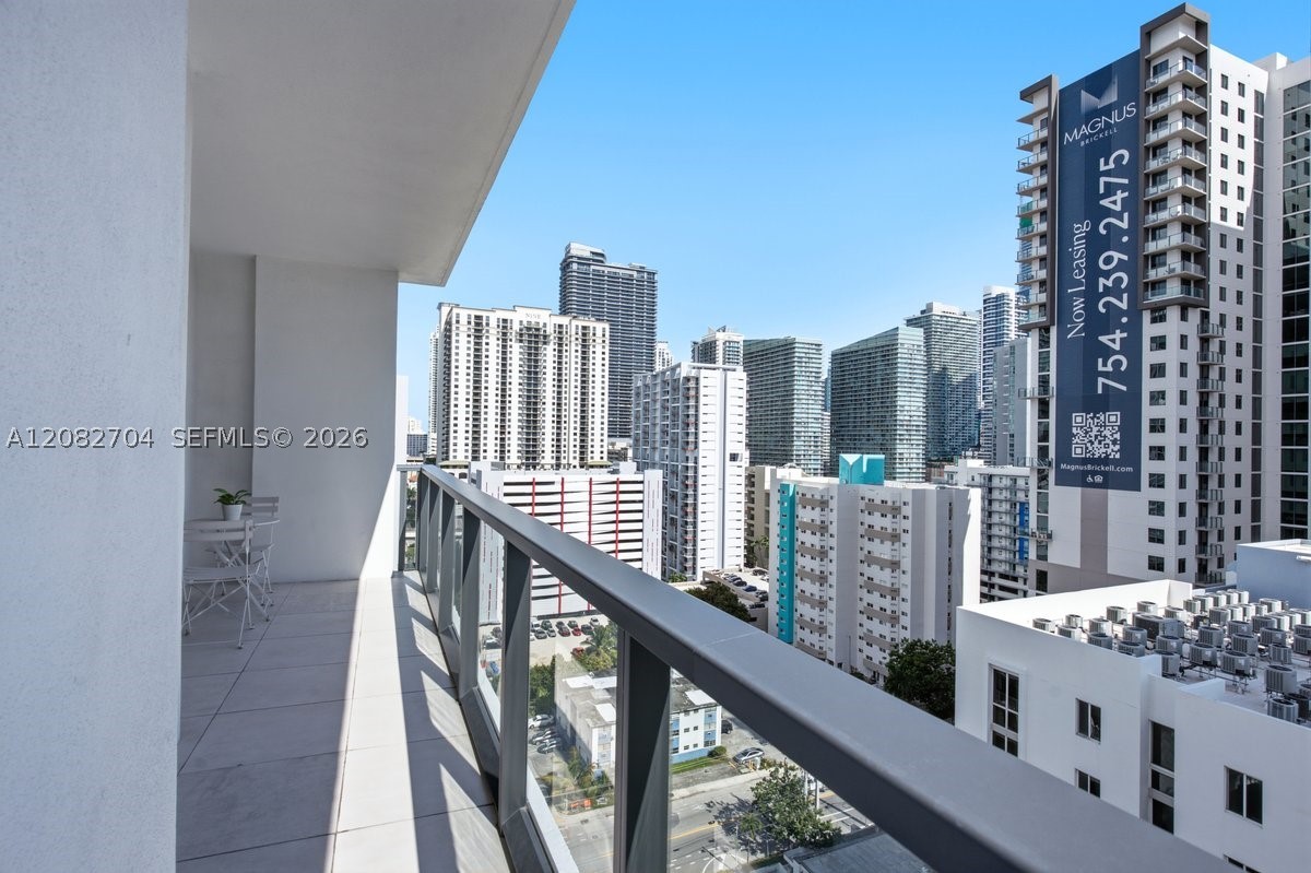 image Smart Brickell I42