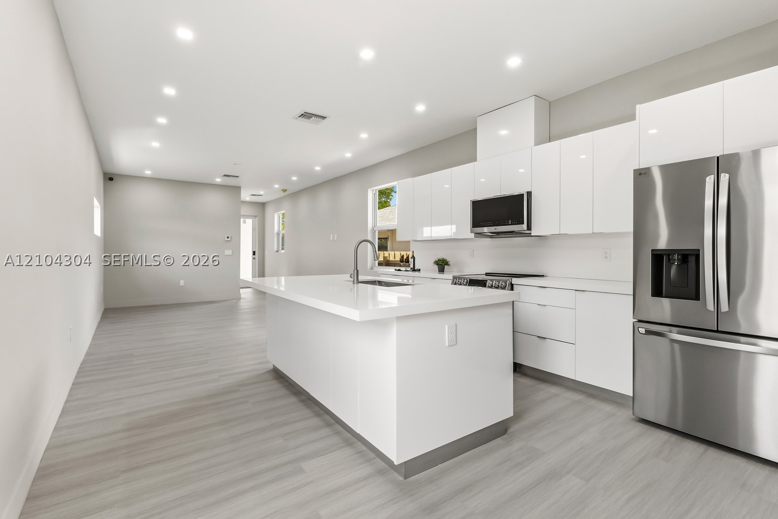 1028 NW 8th Ave Fort Lauderdale, FL 33311