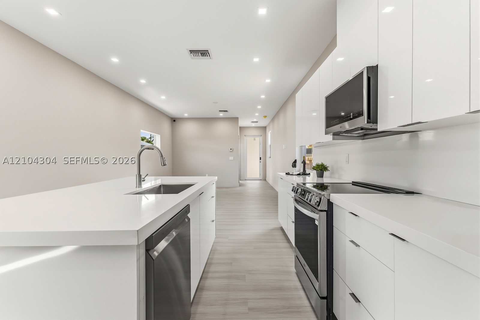 1028 NW 8th Ave Fort Lauderdale, FL 33311