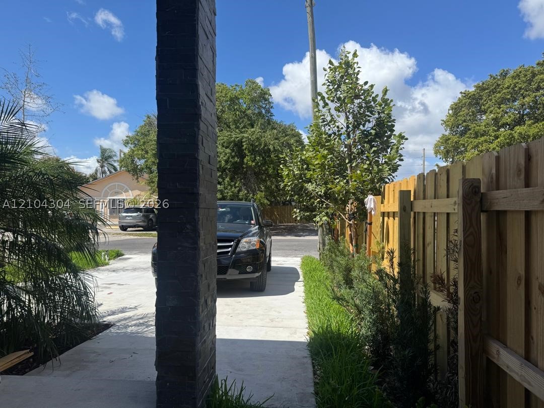 1028 NW 8th Ave Fort Lauderdale, FL 33311