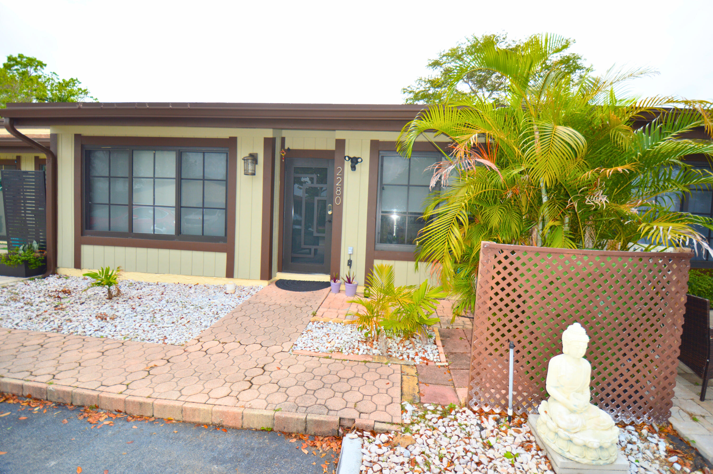 2280 Poinsetta