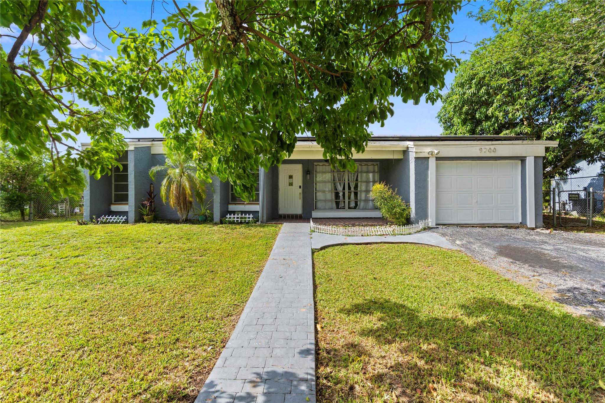 9700 NW 10th St