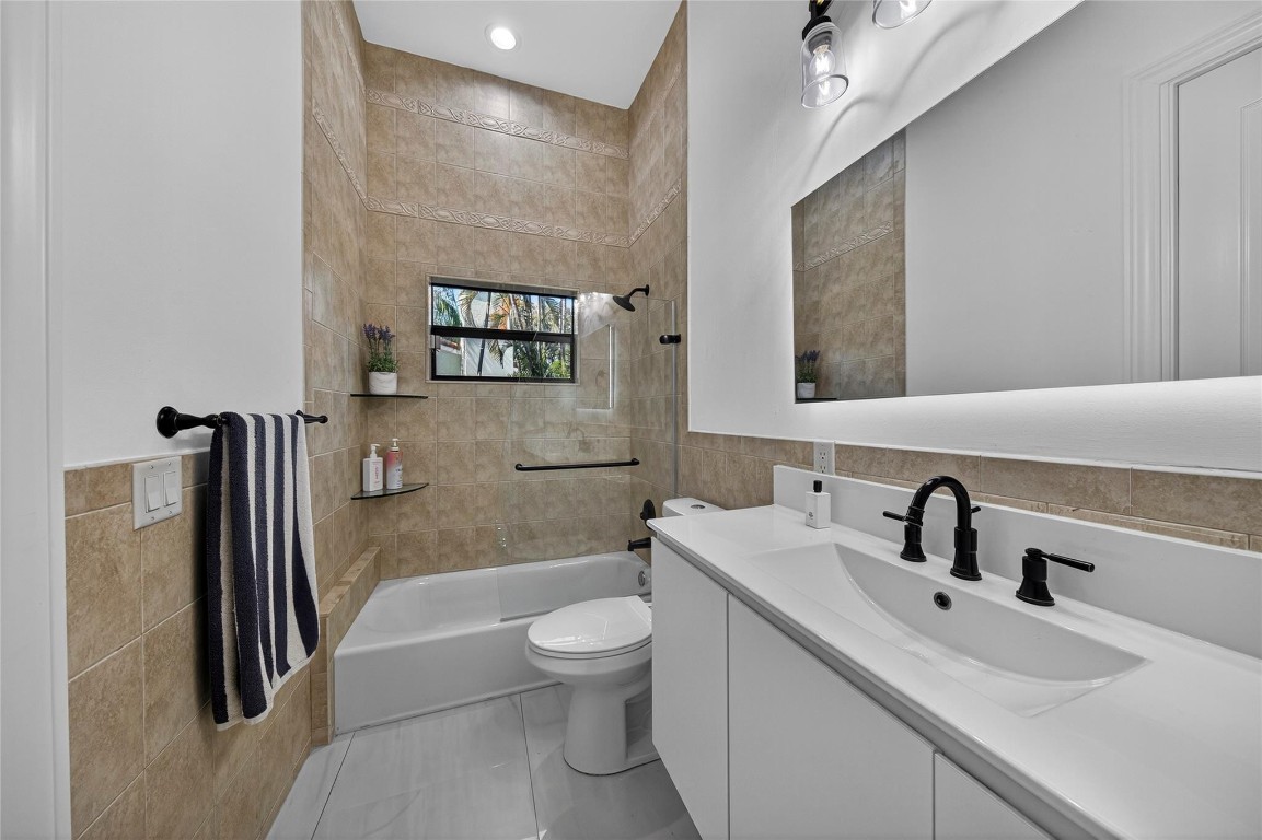 2211 NE 43rd Lighthouse Point, FL 33064