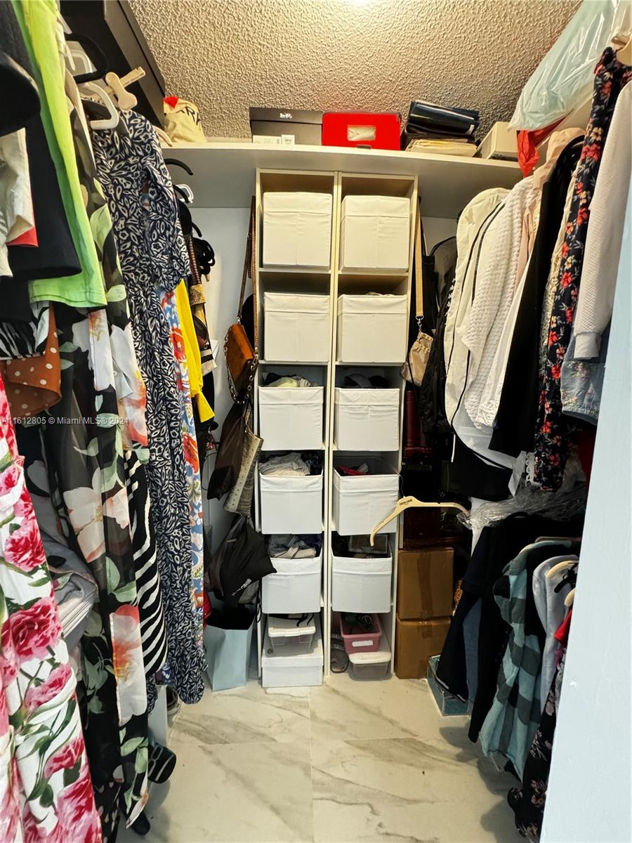 150 Lakeview Dr #201 Weston, FL 33326