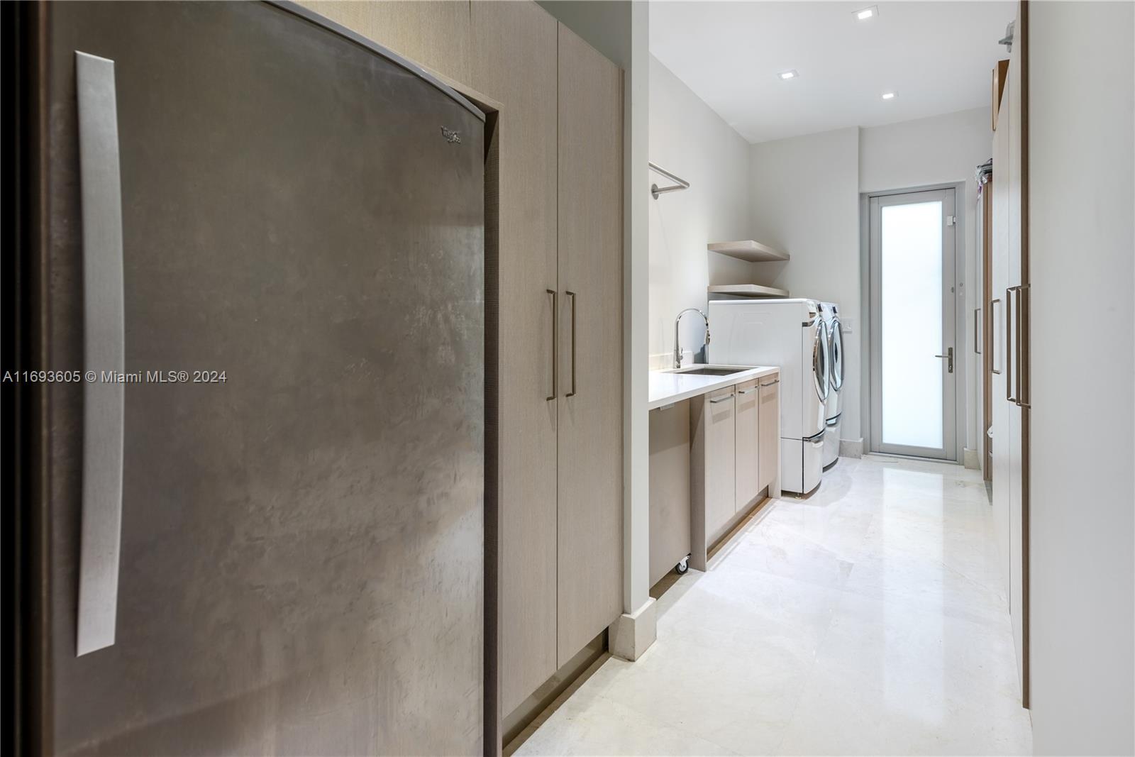 400 Tamarind Dr Hallandale Beach, FL 33009 400 Tamarind Dr Hallandale Beach, FL 33009