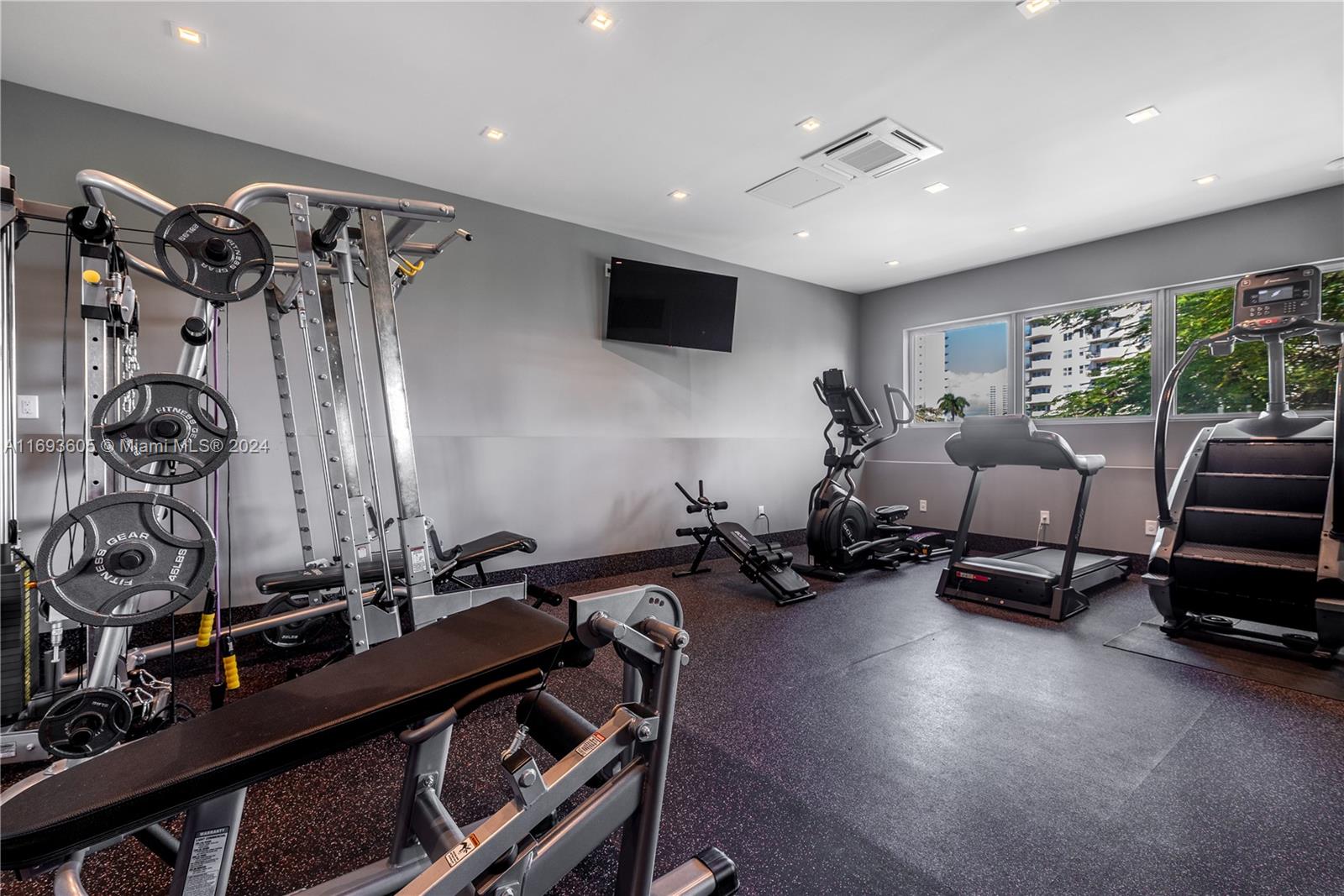 400 Tamarind Dr Hallandale Beach, FL 33009 400 Tamarind Dr Hallandale Beach, FL 33009