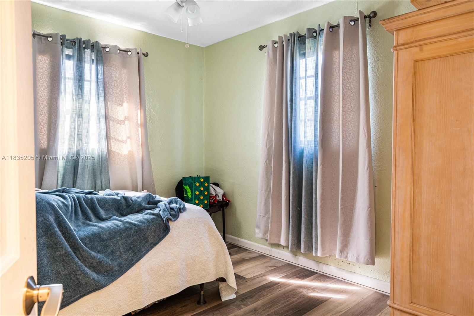 1300 NE 203rd St Miami, FL 33179