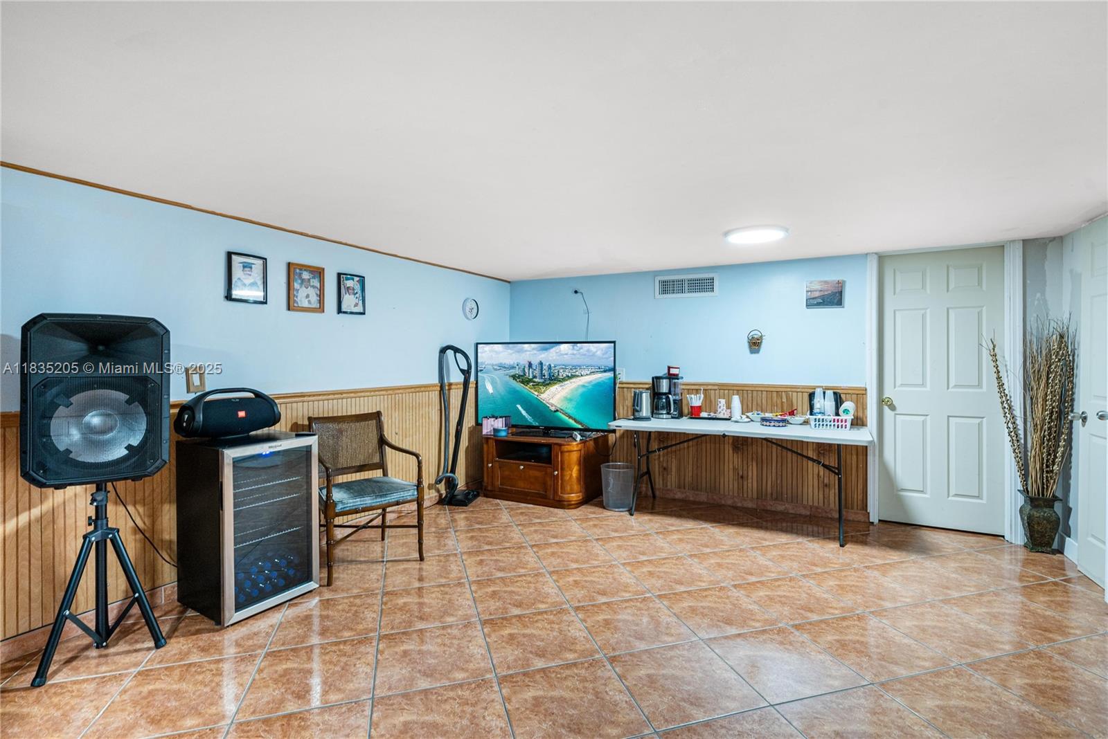 1300 NE 203rd St Miami, FL 33179