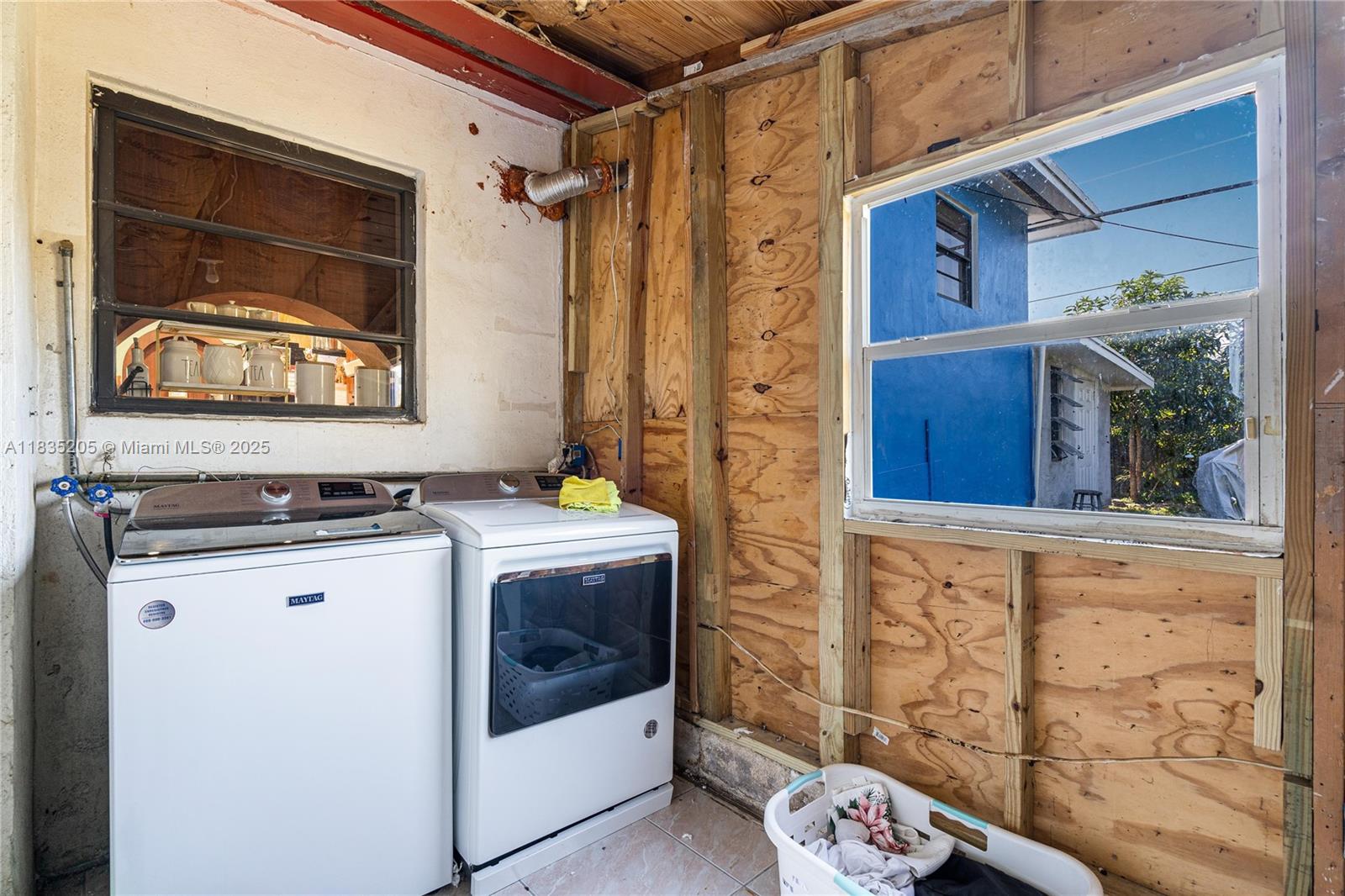 1300 NE 203rd St Miami, FL 33179