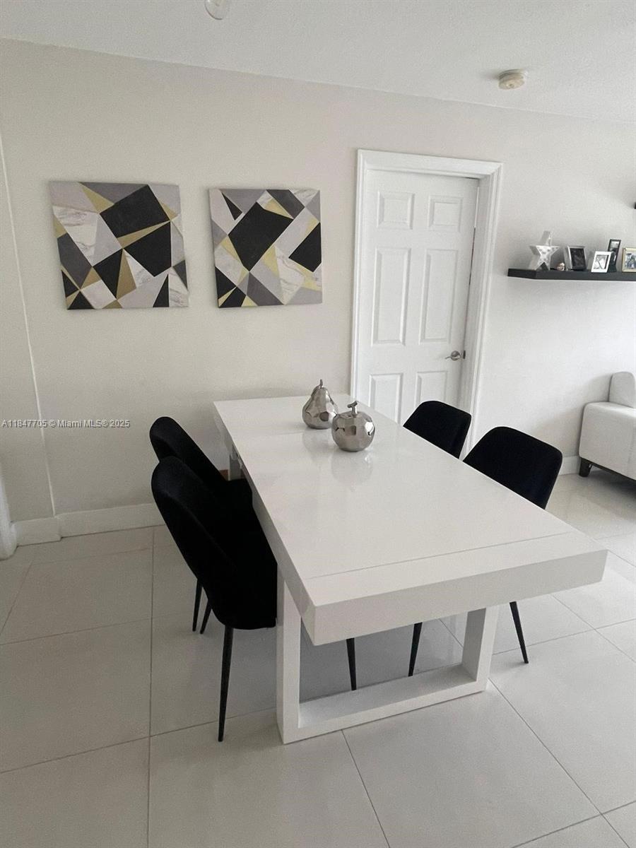 2600 Collins Ave #211