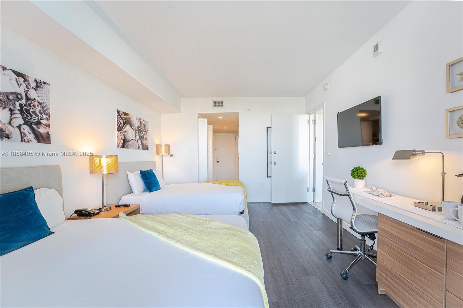 image Beachwalk42