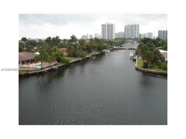 301 Golden Isles Dr #211