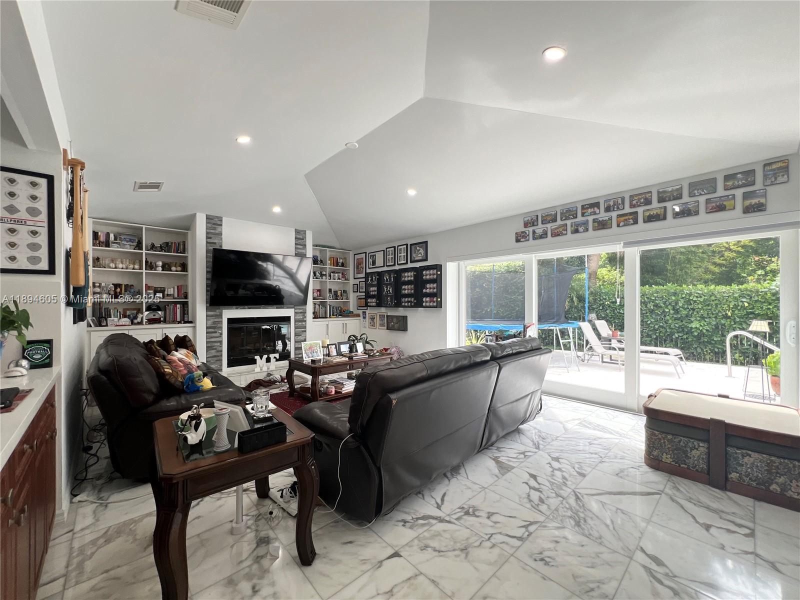 4934 NW 94th Doral Pl Doral, FL 33178