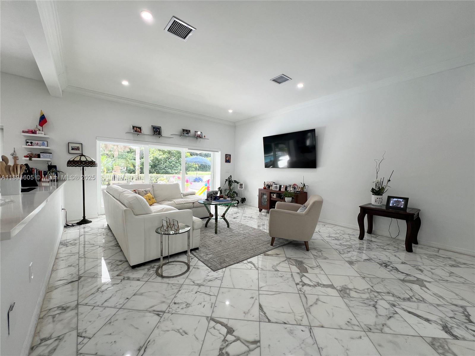 4934 NW 94th Doral Pl Doral, FL 33178