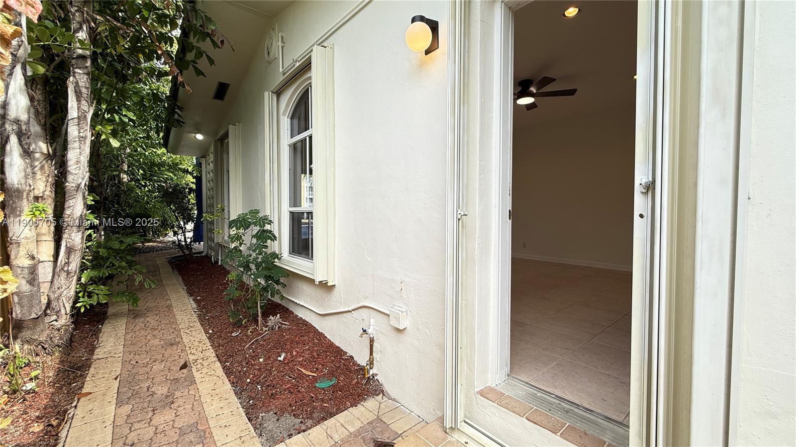 2075 Arch Crk Dr #2075 North Miami, FL 33181