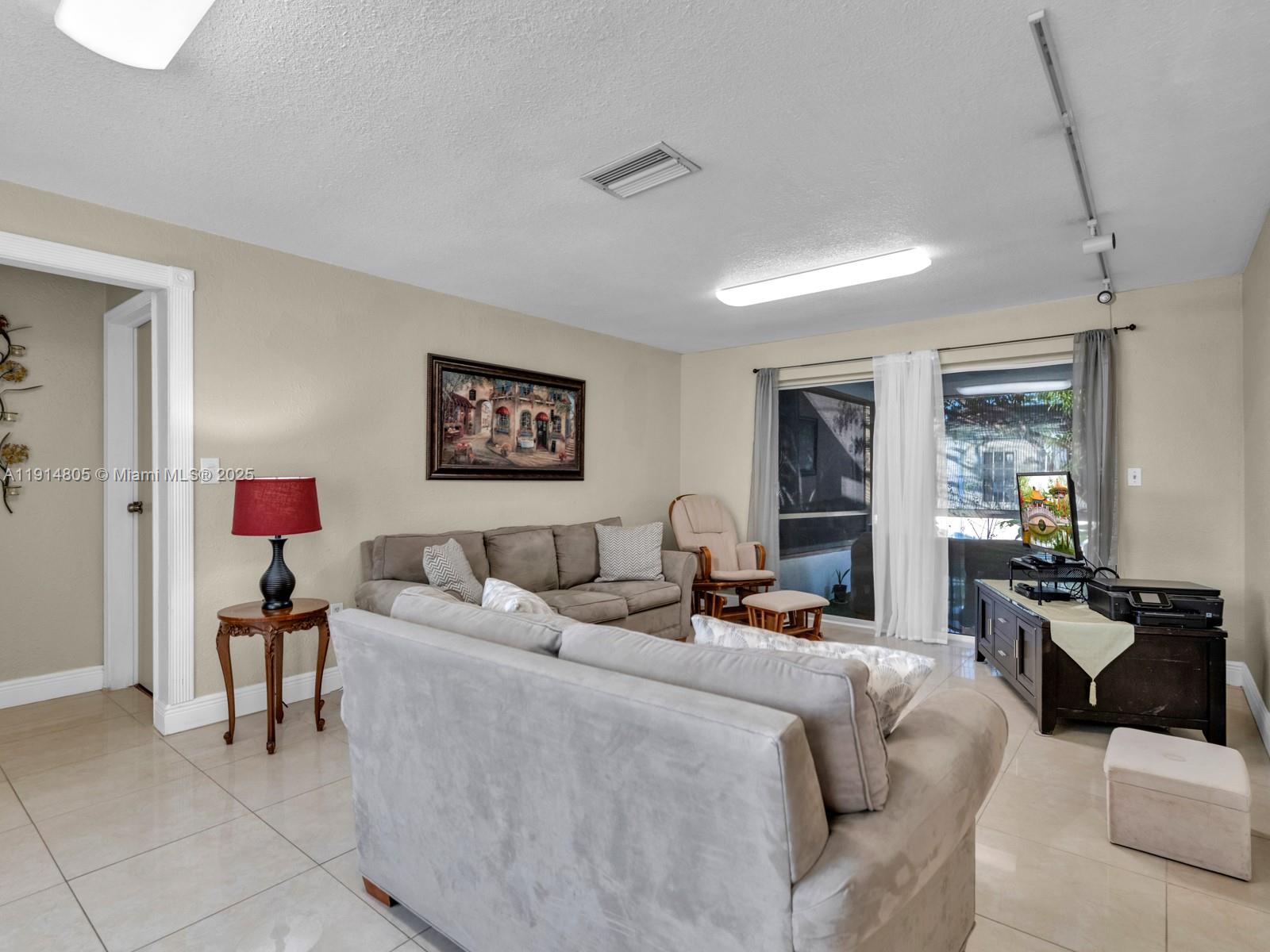 6561 NW 28th St Sunrise, FL 33313