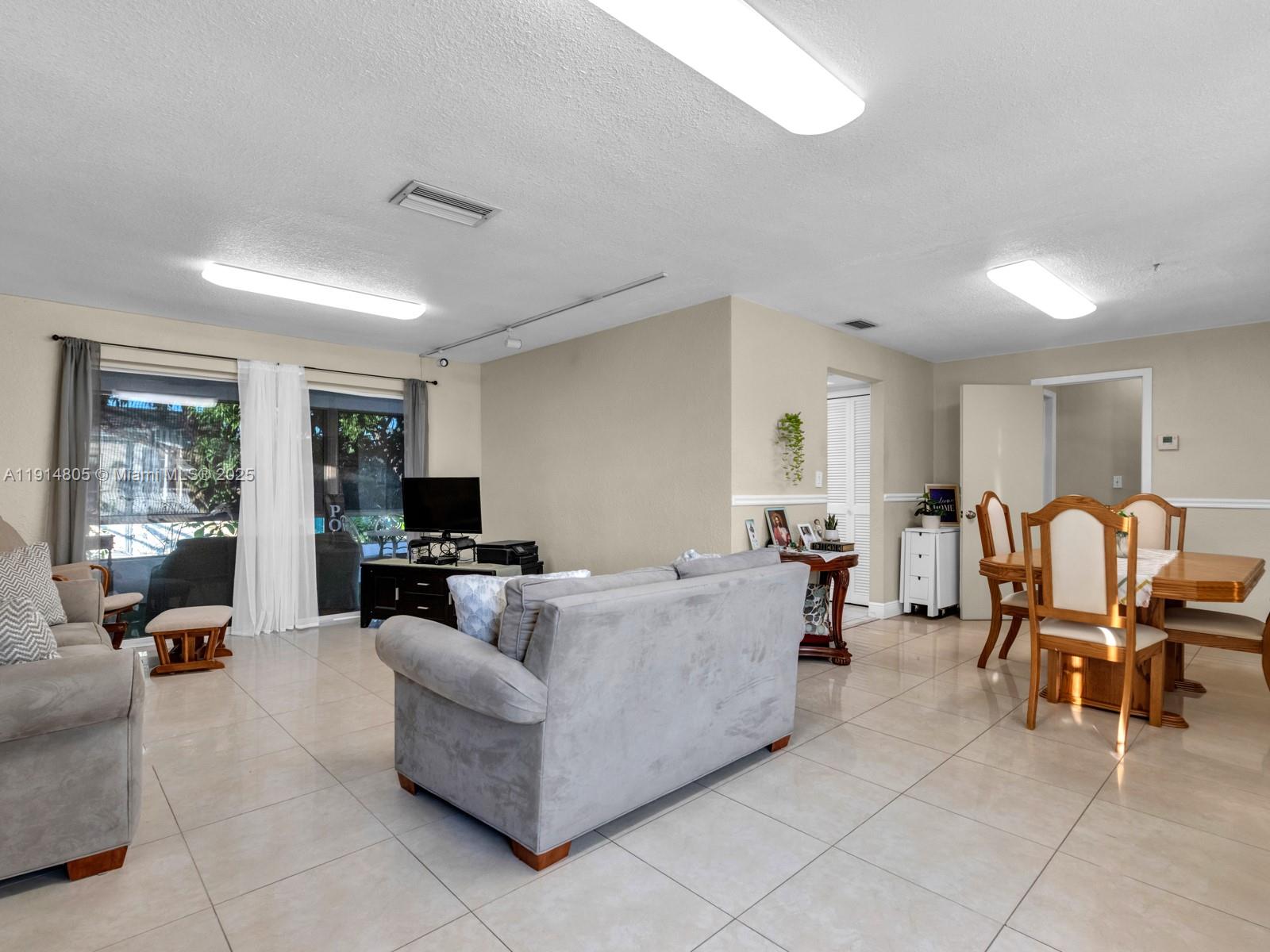 6561 NW 28th St Sunrise, FL 33313