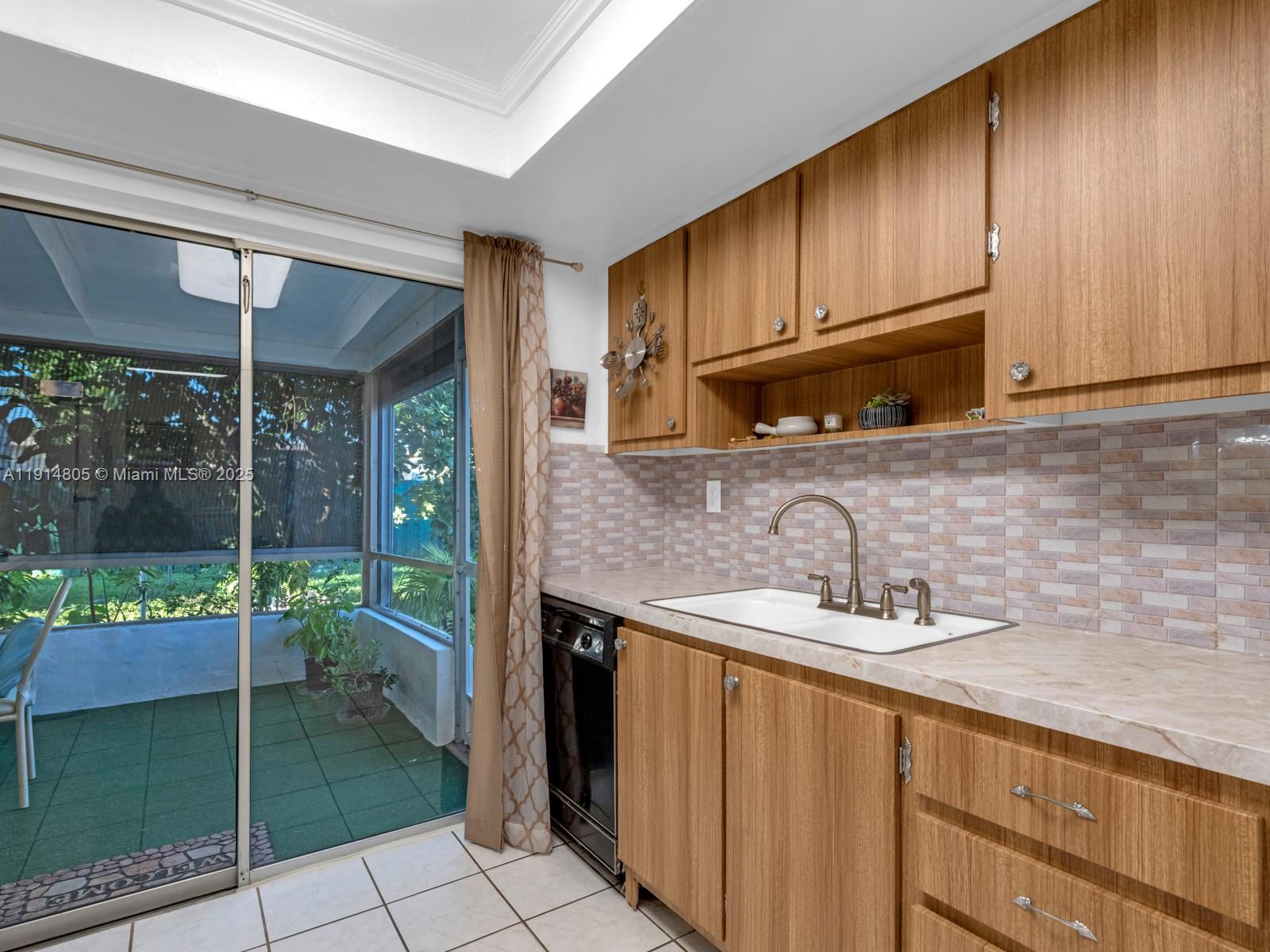 6561 NW 28th St Sunrise, FL 33313