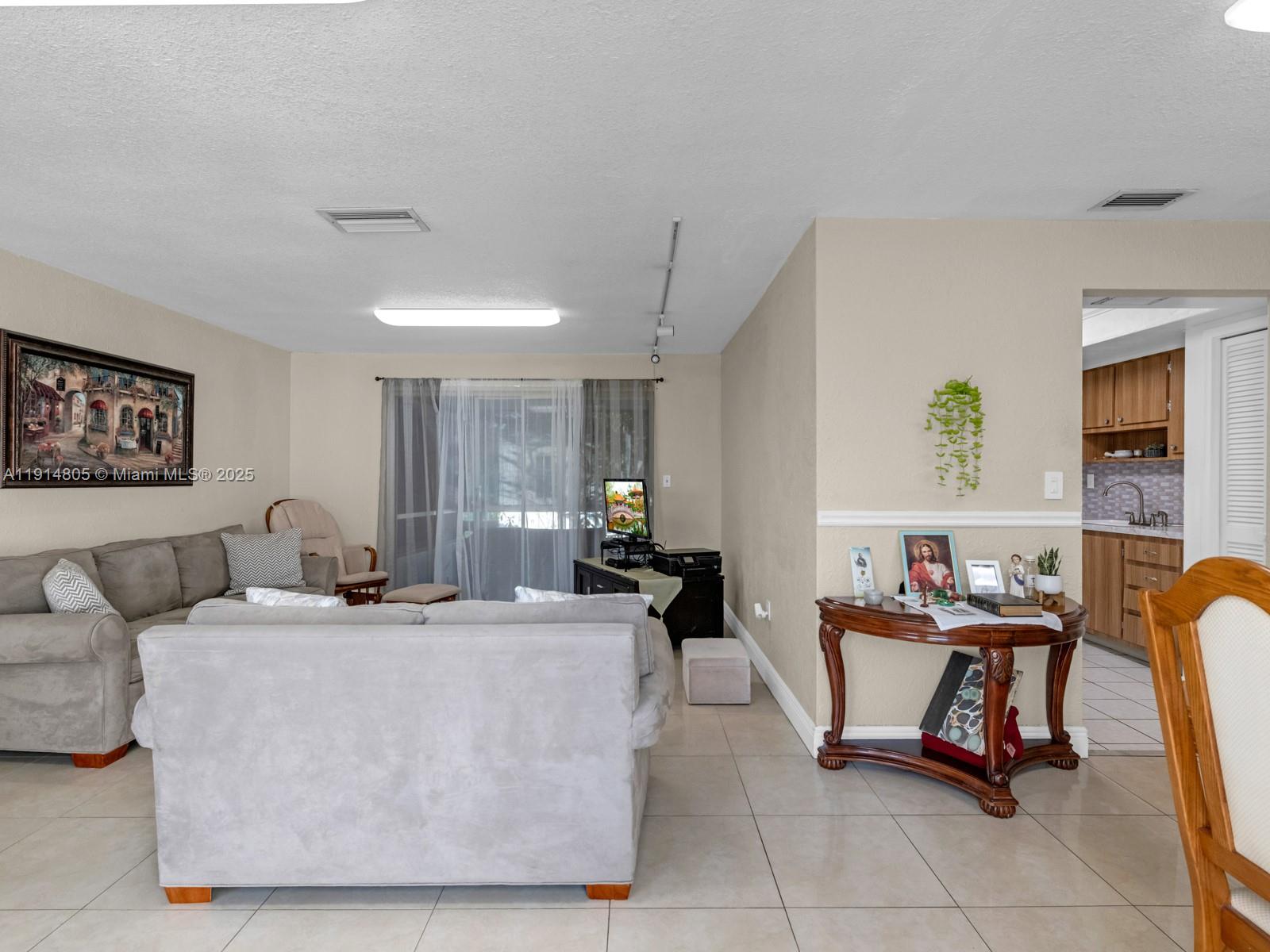 6561 NW 28th St Sunrise, FL 33313