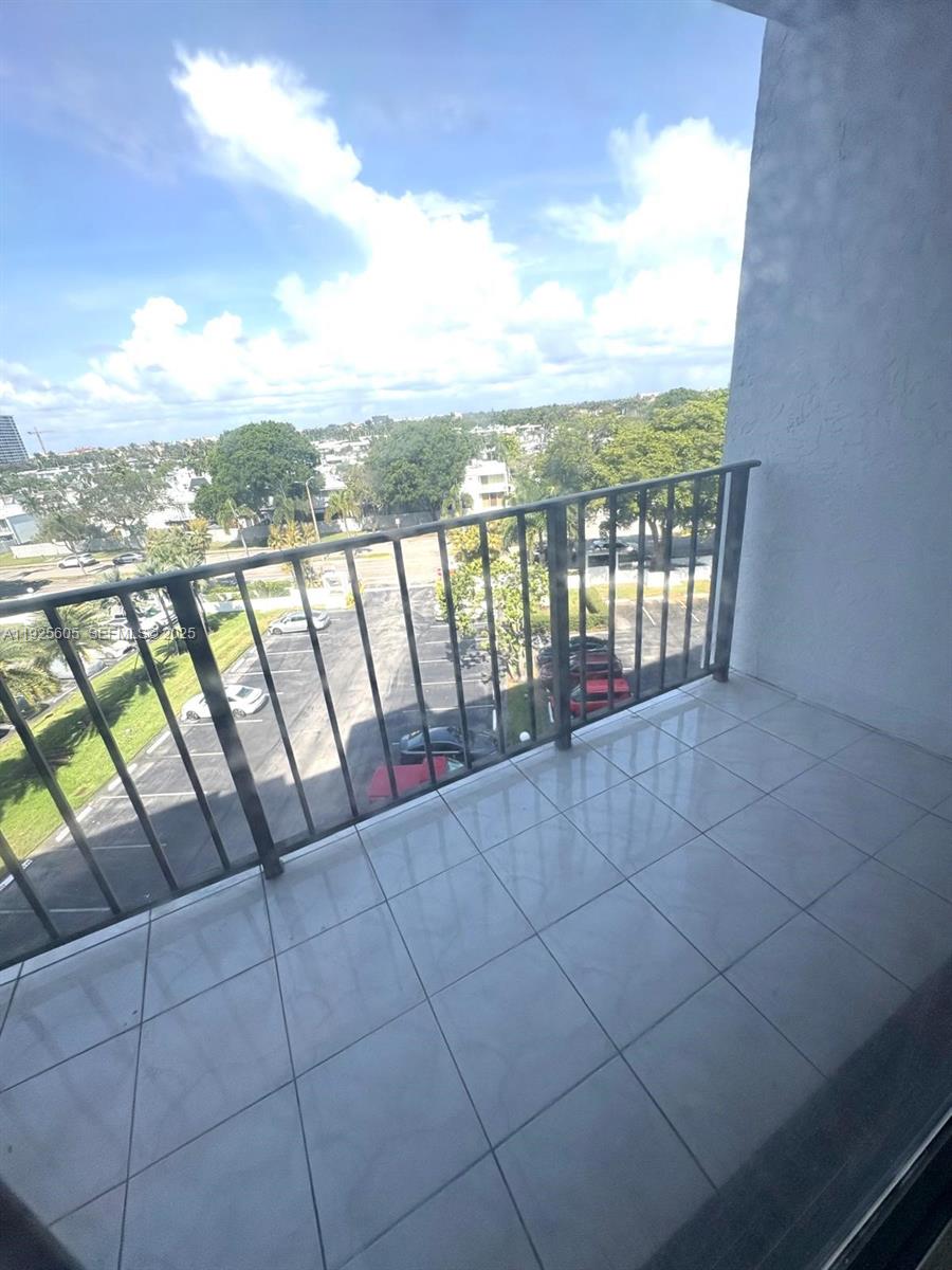 1000 Parkview Dr #605 Hallandale Beach, FL 33009