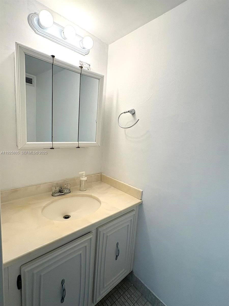 1000 Parkview Dr #605 Hallandale Beach, FL 33009