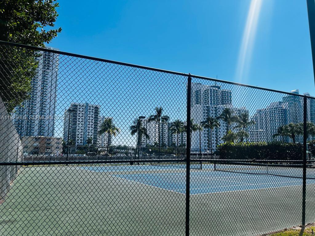 1000 Parkview Dr #605 Hallandale Beach, FL 33009