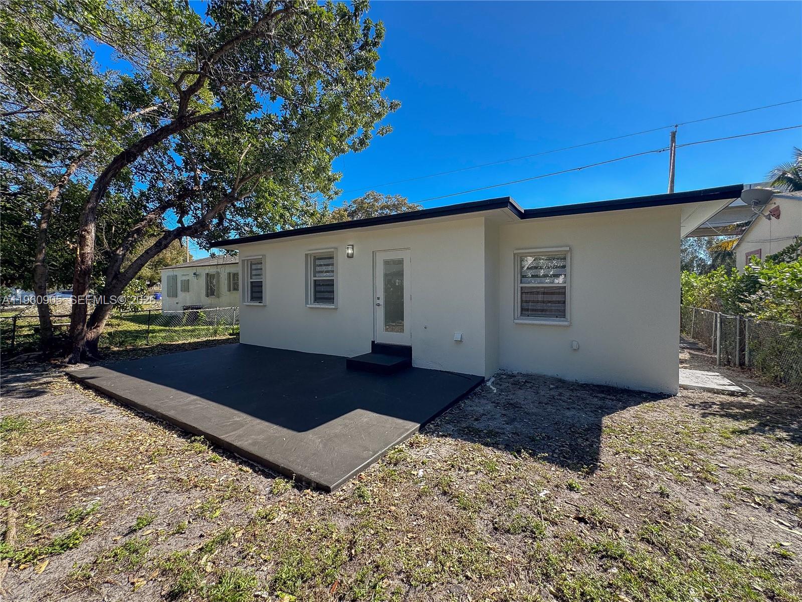 1319 NW 40th St Miami, FL 33142