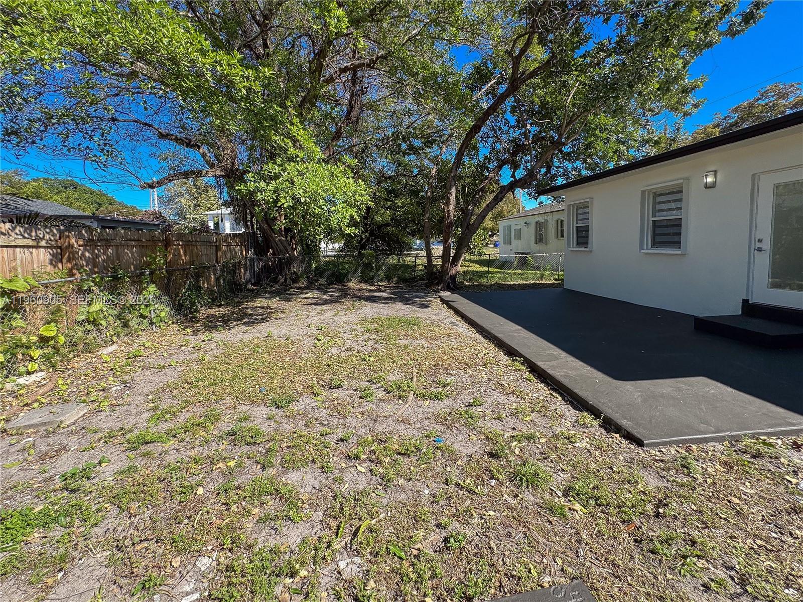 1319 NW 40th St Miami, FL 33142