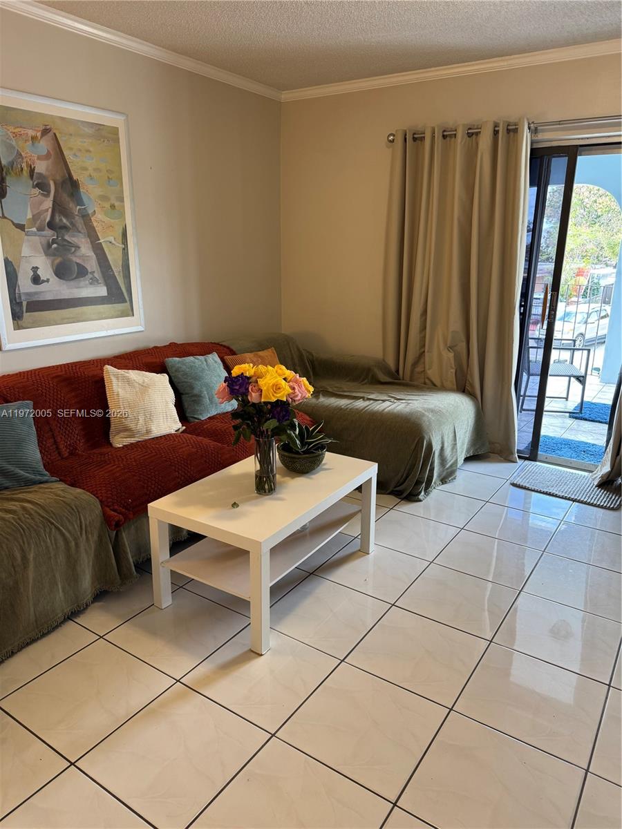 952 E 19th St Hialeah, FL 33013