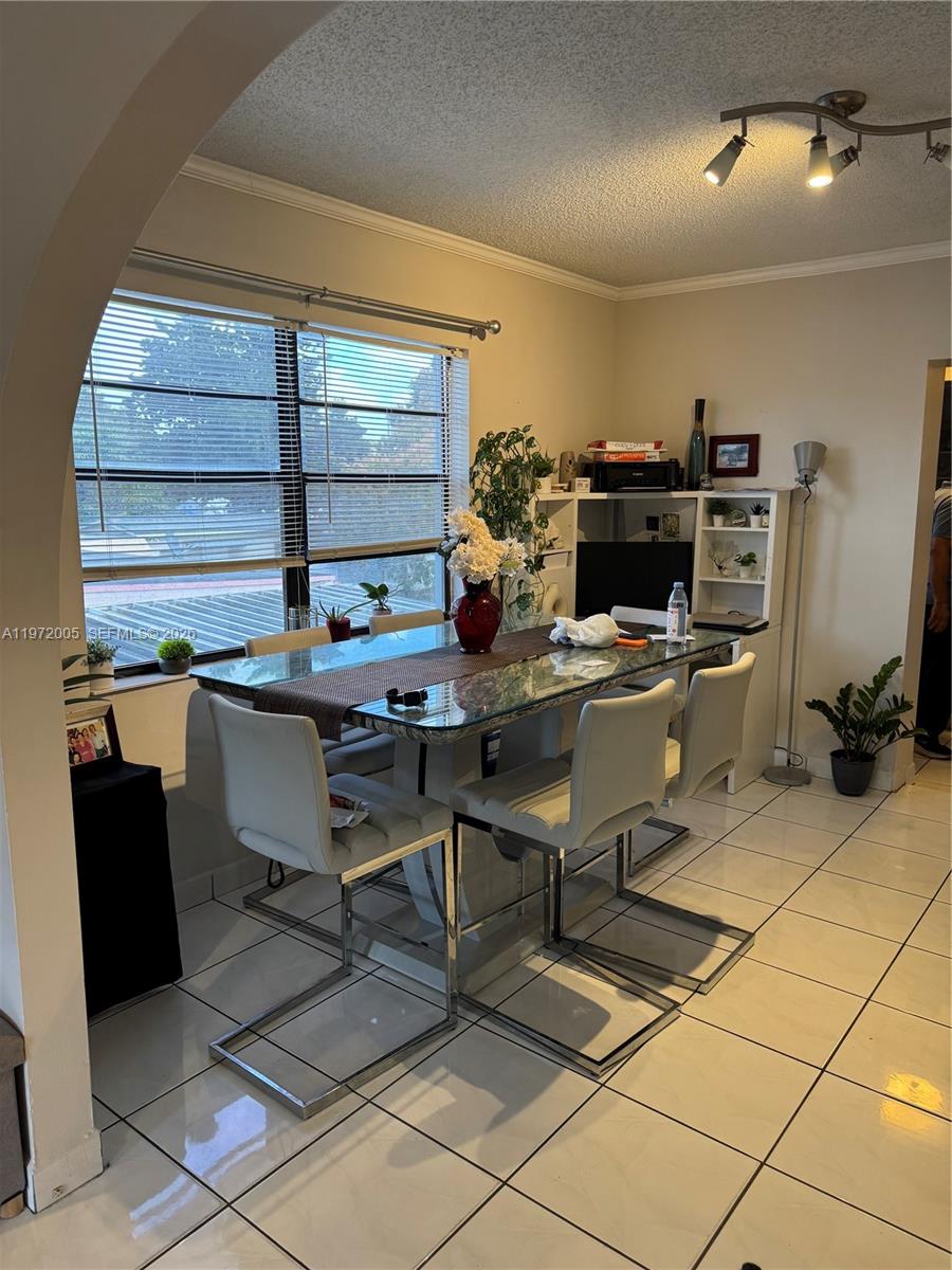 952 E 19th St Hialeah, FL 33013