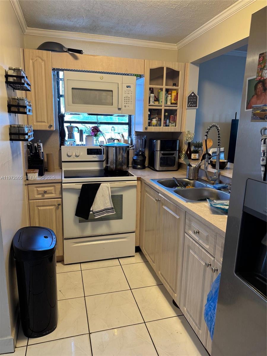 952 E 19th St Hialeah, FL 33013