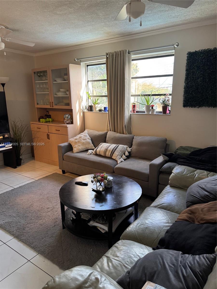 952 E 19th St Hialeah, FL 33013