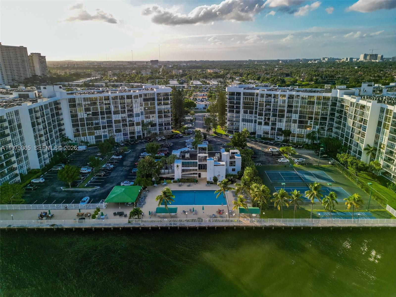 1000 Parkview Dr #1001 Hallandale Beach, FL 33009