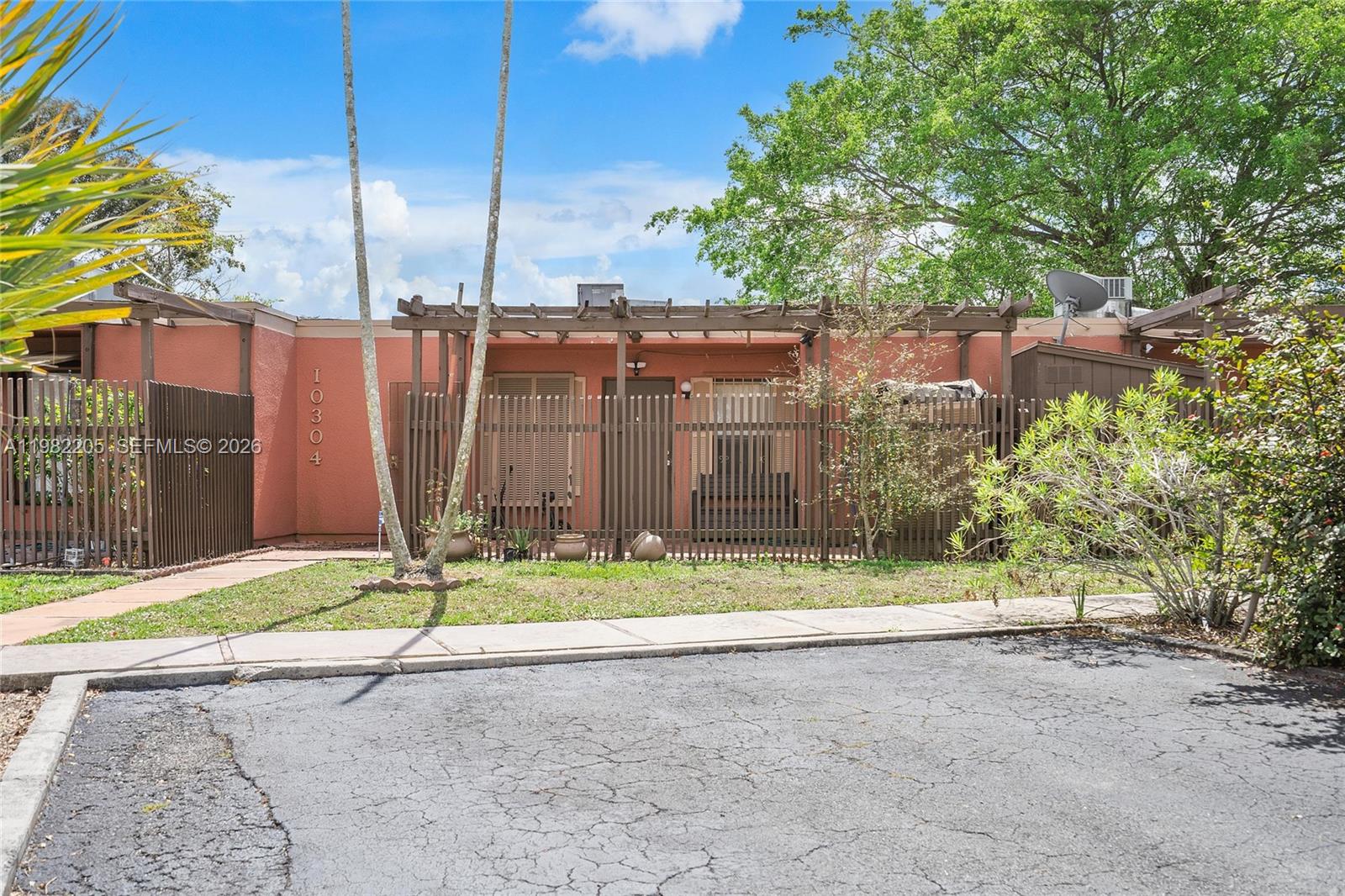 10304 Fairway Rd Pembroke Pines, FL 33026