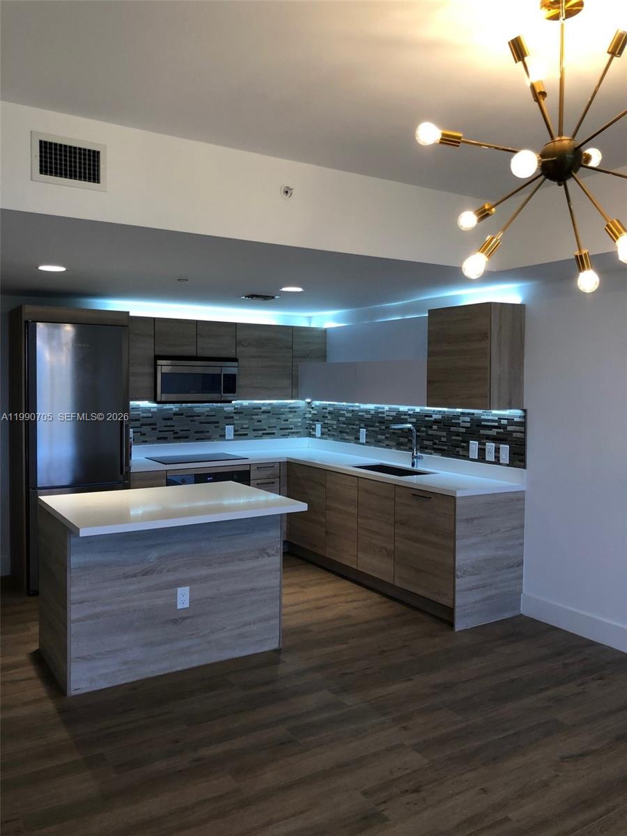 16385 Biscayne Blvd #518 North Miami Beach, FL 33160