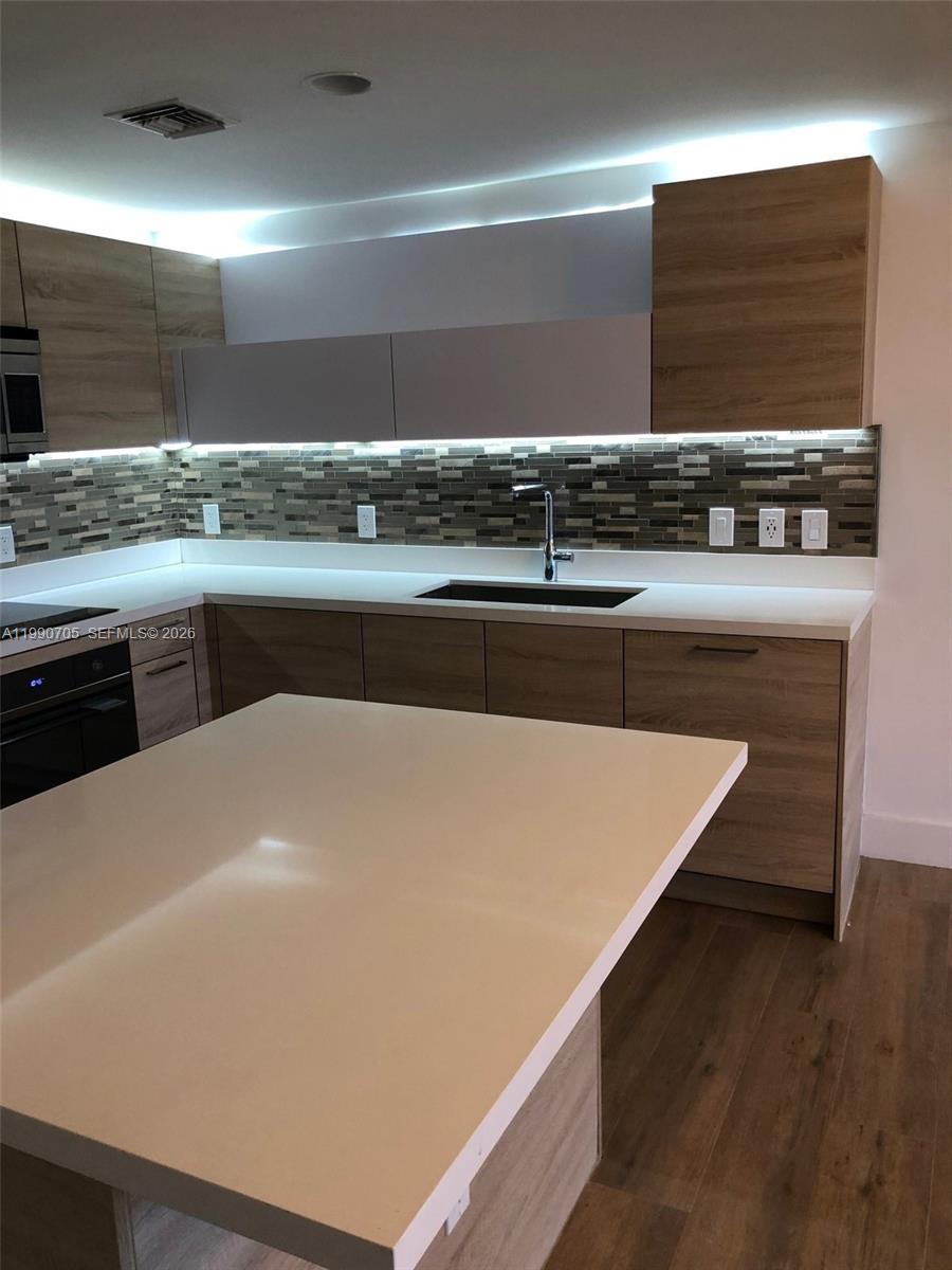 16385 Biscayne Blvd #518 North Miami Beach, FL 33160