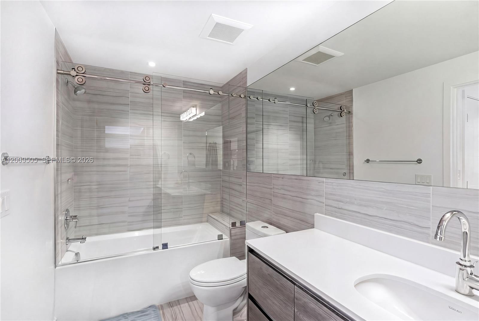 301 Altara Ave #822 Coral Gables, FL 33146