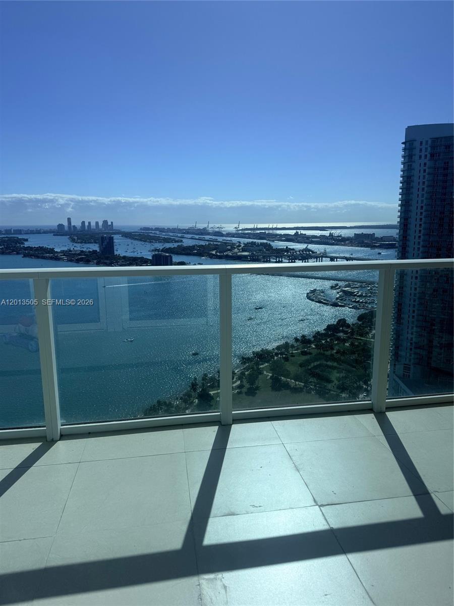 image Paramount Bay0