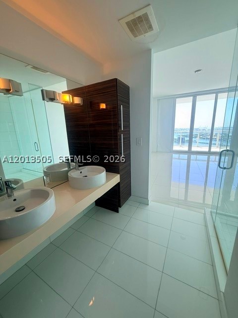 image Paramount Bay17