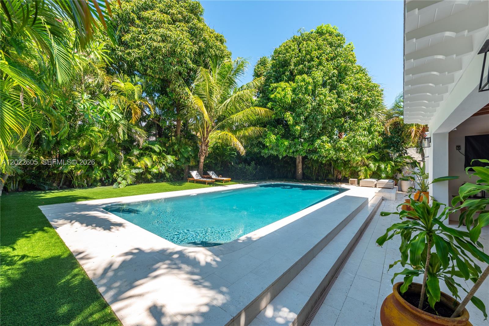 5236 Pine Tree Dr Miami Beach, FL 33140