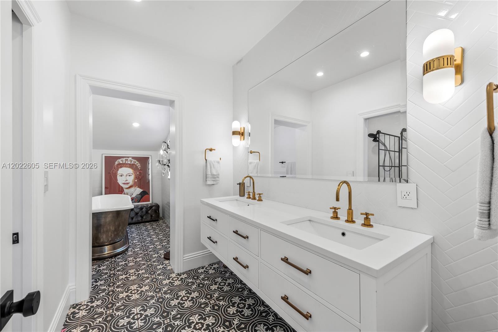 5236 Pine Tree Dr Miami Beach, FL 33140