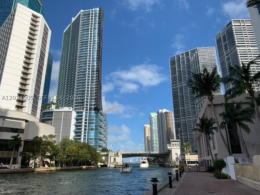 image Brickell on the River North13